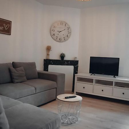 Superbe Appartement Avec Terrasse Au Calme Ernée Eksteriør billede